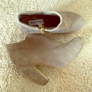 Steve Madden taupe suede booties